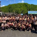 Siswa-siwi SMK Negeri Darul Ulum Muncar Tanam Mangrove dalam Rangka Hari Jadi Pramuka ke 63