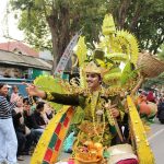 Siswa SMK Negeri Darul Ulum Muncar Ikuti Banyuwangi Ethno Carnival 2025, Angkat Tema “Ngelukat: Pernikahan”