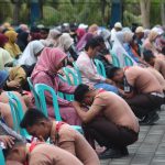Sebelum Terjun ke Dunia Kerja, Siswa Kelas XII SMK Negeri Darul Ulum Muncar Basuh Kaki Orangtua dengan Khidmat dan Penuh Haru