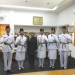 Bupati Banyuwangi Ibu Ipuk Fiestiandani Berikan Penghargaan kepada Siswa SMKN Darul Ulum Muncar atas Prestasi sebagai Pasukan Paskibra Provinsi Jawa Timur